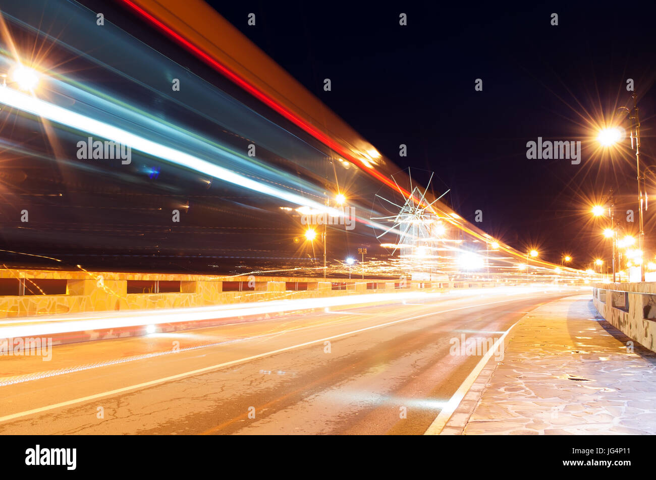 Alte Stadt von Nessebar UNESCO - Schutz. Straße, Nachtlichter, Windmühle. Auto Licht Wege. Langzeitbelichtung Foto Stockfoto