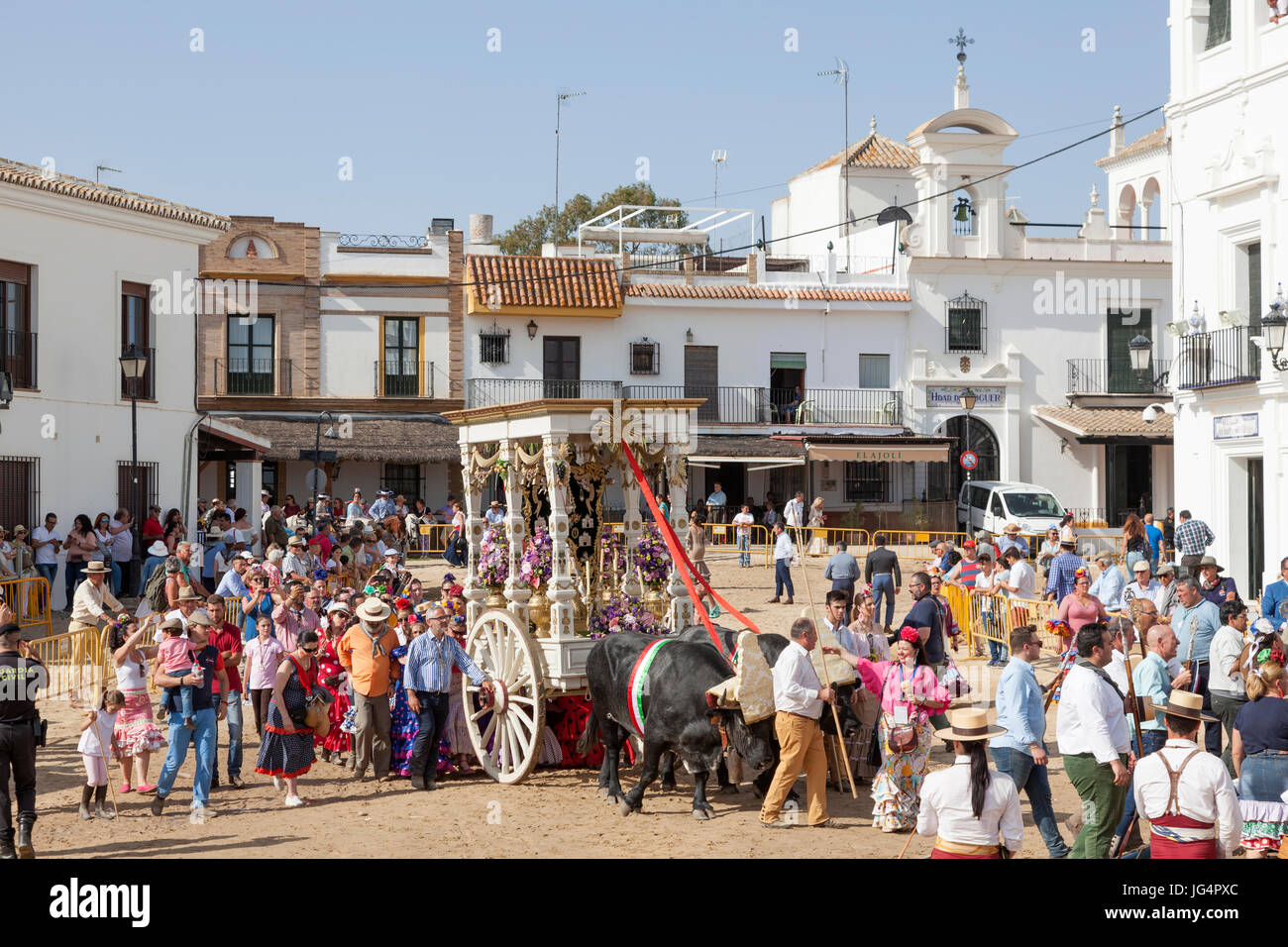 El Rocio, Spanien – 2. Juni 2017: Pilger mit einem Bull-Kutsche in El Rocio während der Wallfahrt Romeria 2017. Provinz Huelva, Andalusien, Spa Stockfoto