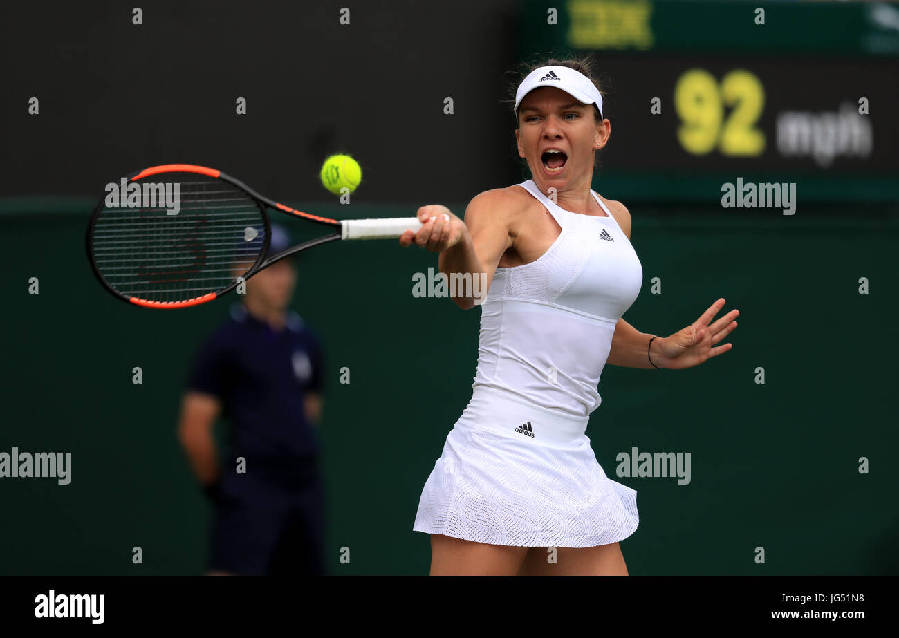 Simona Halep in Aktion gegen Marina Erakovic am ersten Tag der Wimbledon Championships in The All England Lawn Tennis and Croquet Club, Wimbledon. Stockfoto