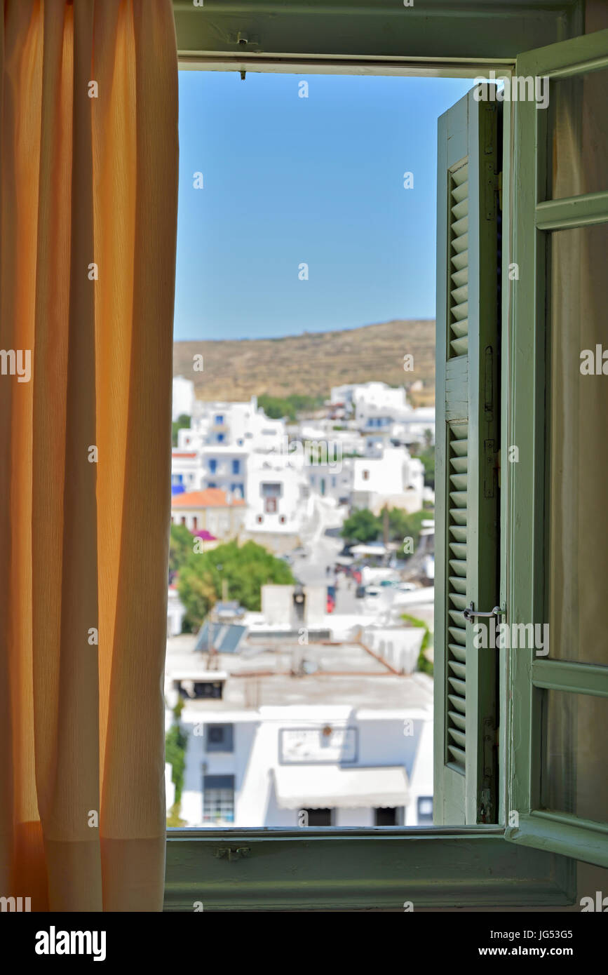 Blick auf Tinos Stadt durch ein Fenster, Insel Tinos, Griechenland Stockfoto