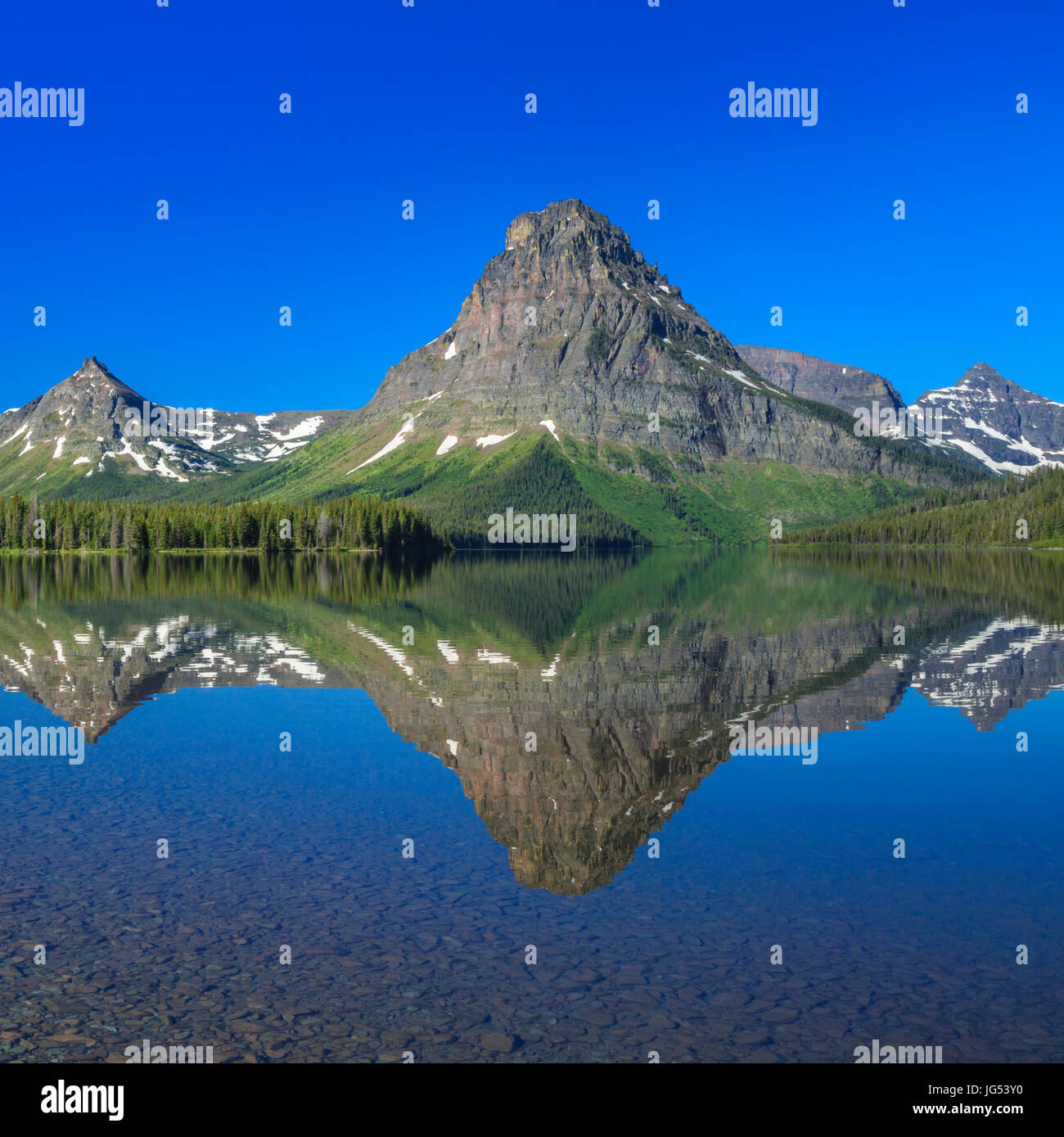 Sinopah Berg spiegelt sich in zwei Medizin-See im Glacier National Park, montana Stockfoto