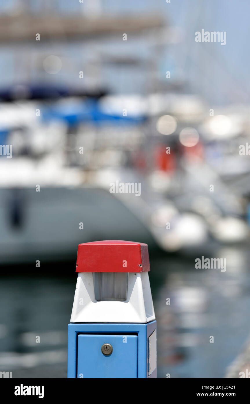 Wasser und Strom zu versorgen-Station mit Laterne an der Spitze im Marina Alimos in Athen, Griechenland Stockfoto