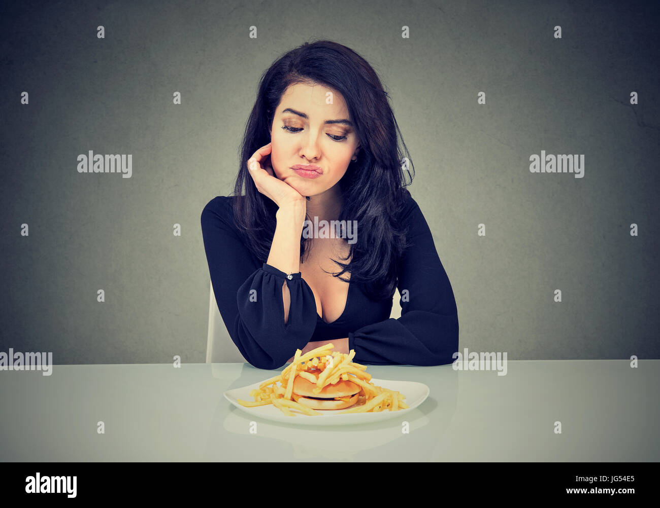 Traurige Frau auf Verlangen nach Fast-Food-Diät Stockfoto