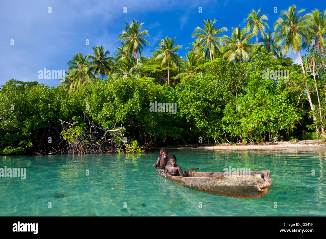 Junge Burschen sitzen in einem Kanu, Marovo Lagune, Salomonen, Pazifik Stockfoto