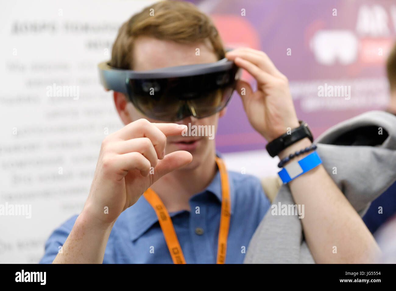 Junger Mann testen Hololens VR Brille auf VR-Konferenz Stockfoto