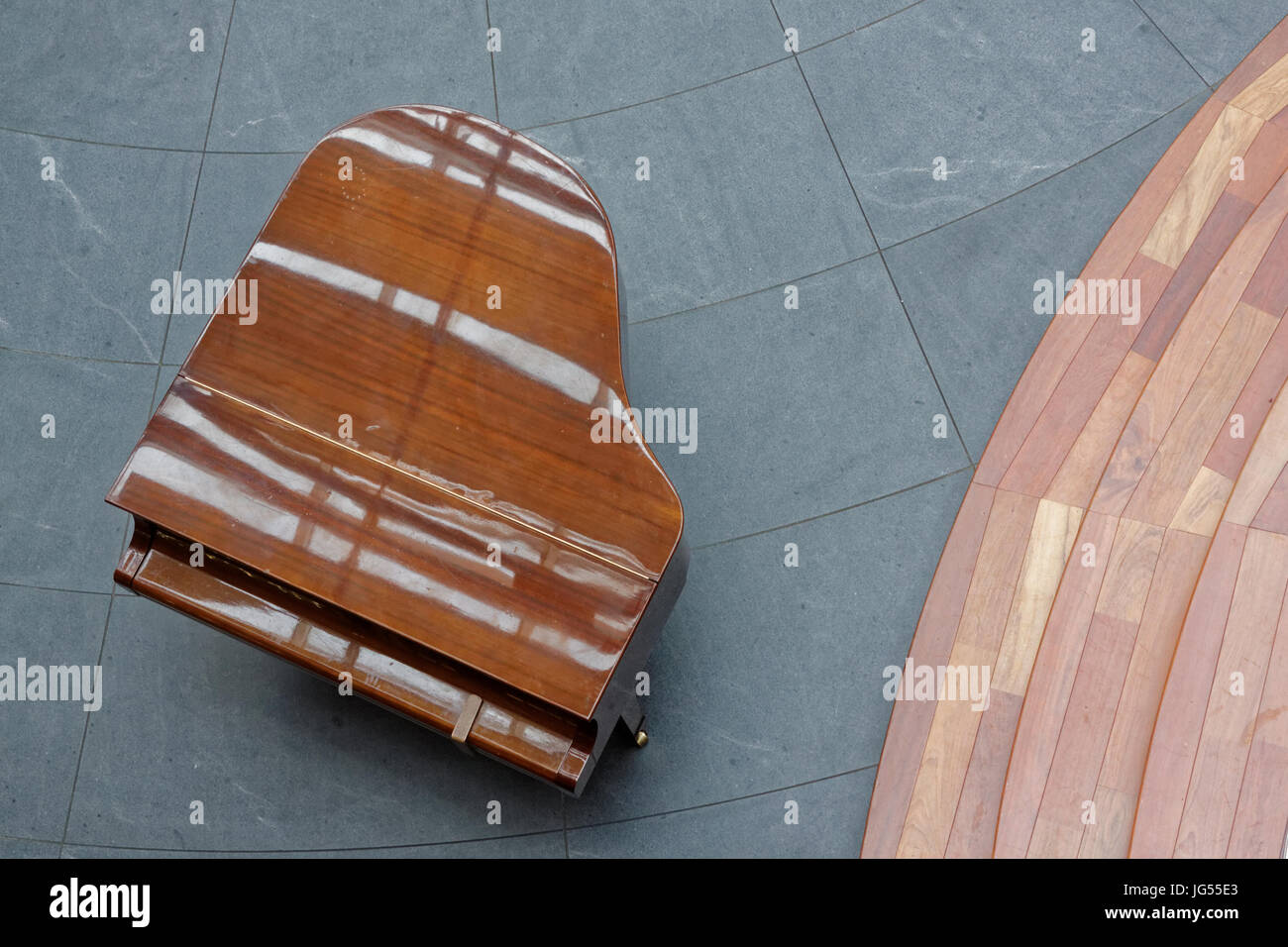 grafischen Klavier erschossen alle Formen von oben Mahagoni mit Holzstufen Stockfoto
