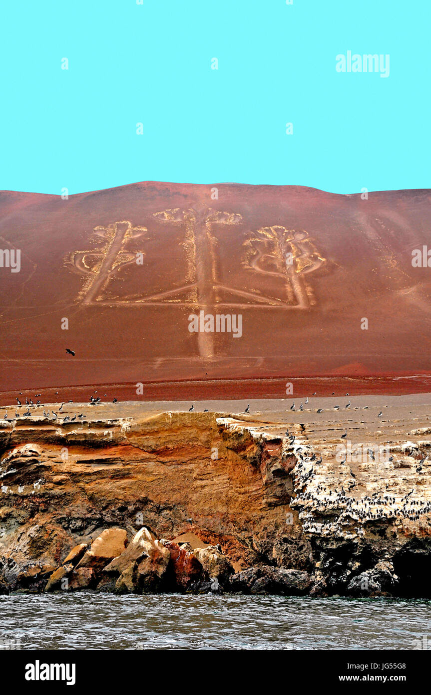 Alte Mann verrückt Skulpturen Schnitzen in den roten Sand in der Nähe von den Ballestas-Inseln in der Nähe von Pisco, Peru auf 23.03.2014 Stockfoto