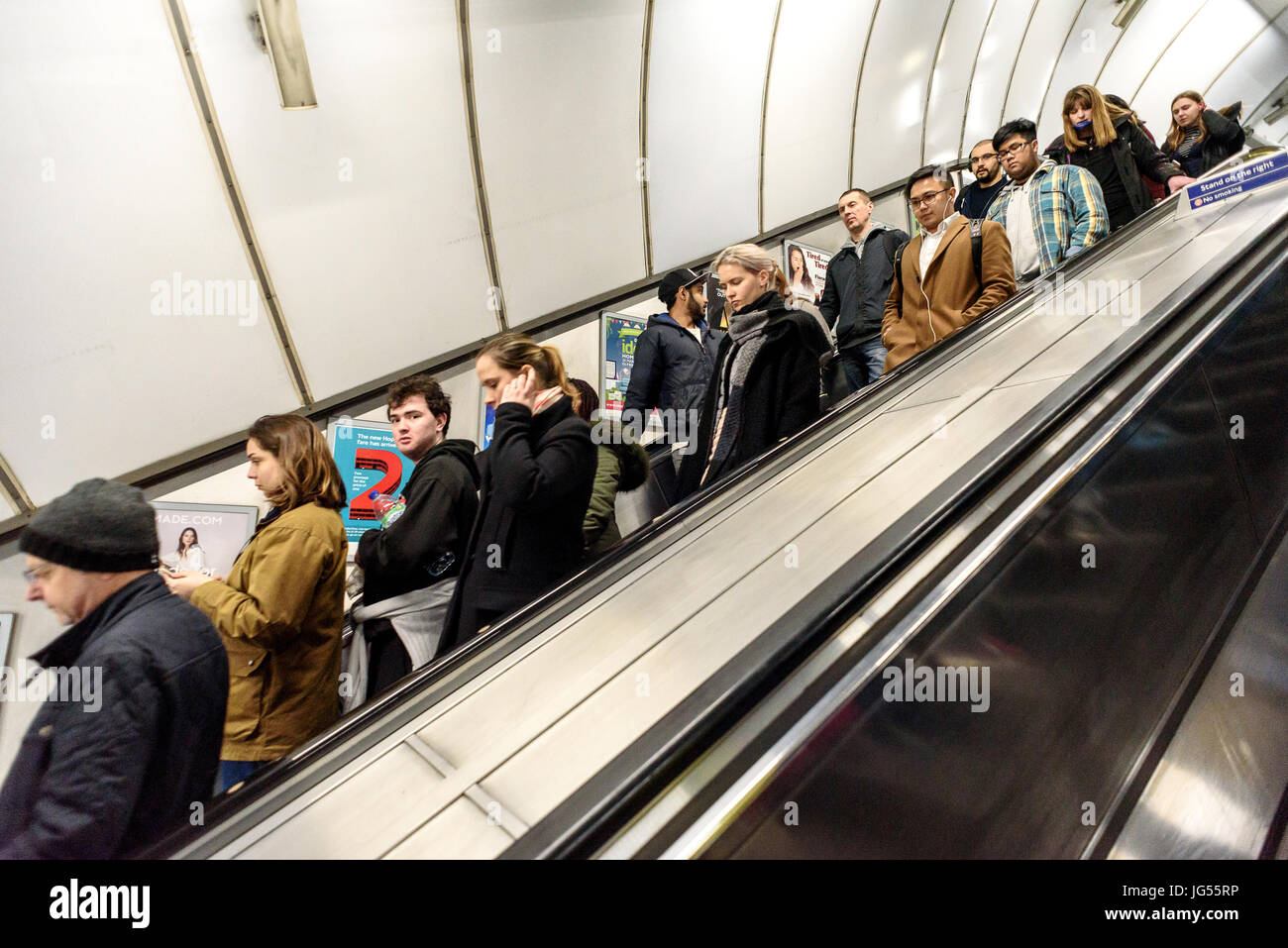 Rush Hour Menschen Reiten eine London unterirdische Rolltreppe zum Bahnsteig Rohr Stockfoto