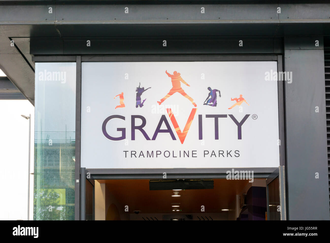 Melden Sie sich für Gravity Trampolin Parks am St.-Stephans Einkaufszentrum, Rumpf. Stockfoto