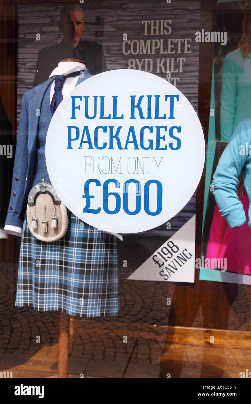 Kleidung shop Fenster Display Advertising kilt Pakete, Fort William, Schottland Stockfoto
