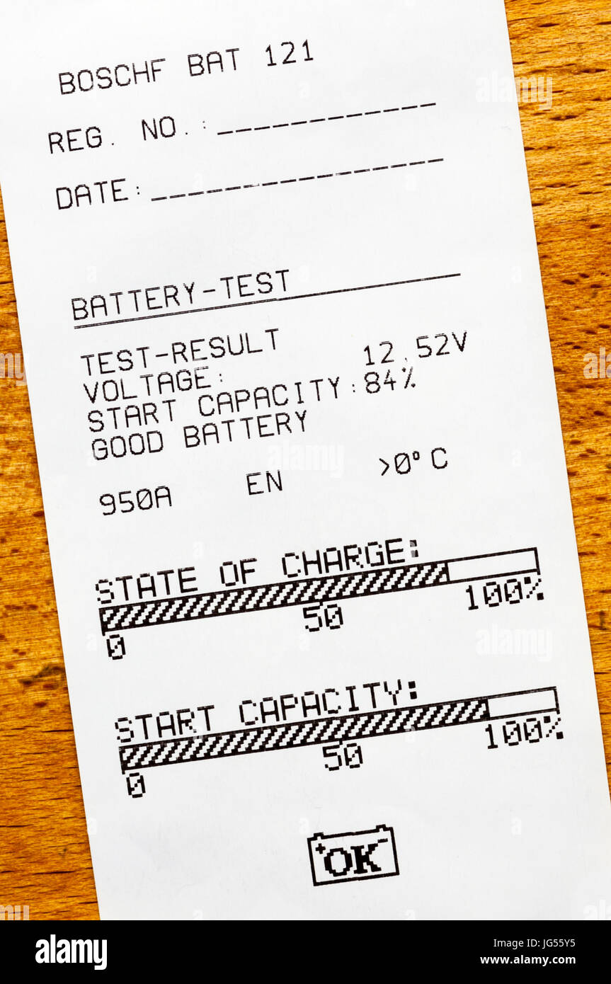 Einen Ausdruck aus einem Test einer Autobatterie zeigt seinen Zustand zur Verfügung. Stockfoto