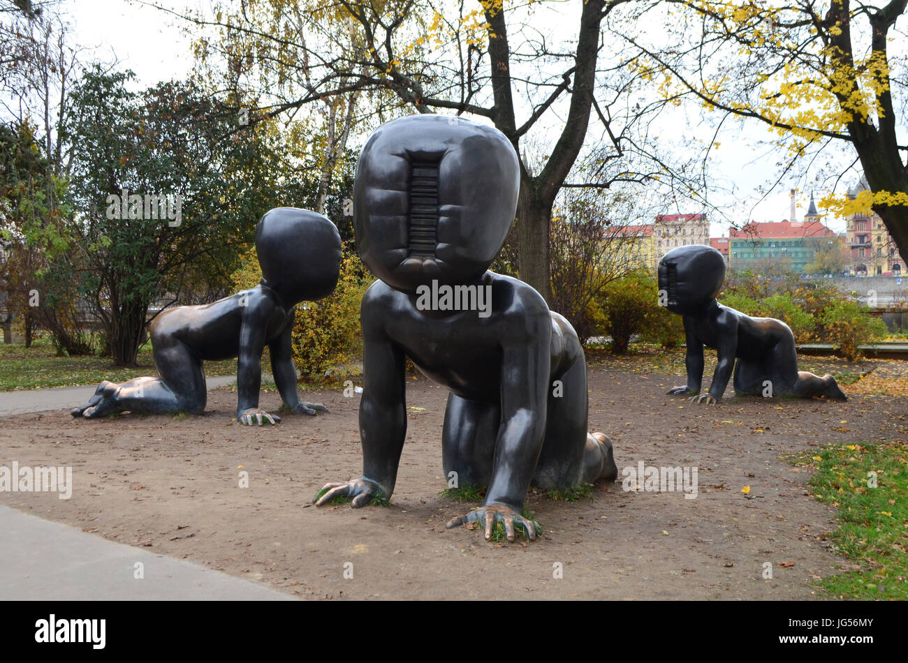 Gigantische Bronze Babys bei Kampa Park in Prag, Tschechische Republik Stockfoto