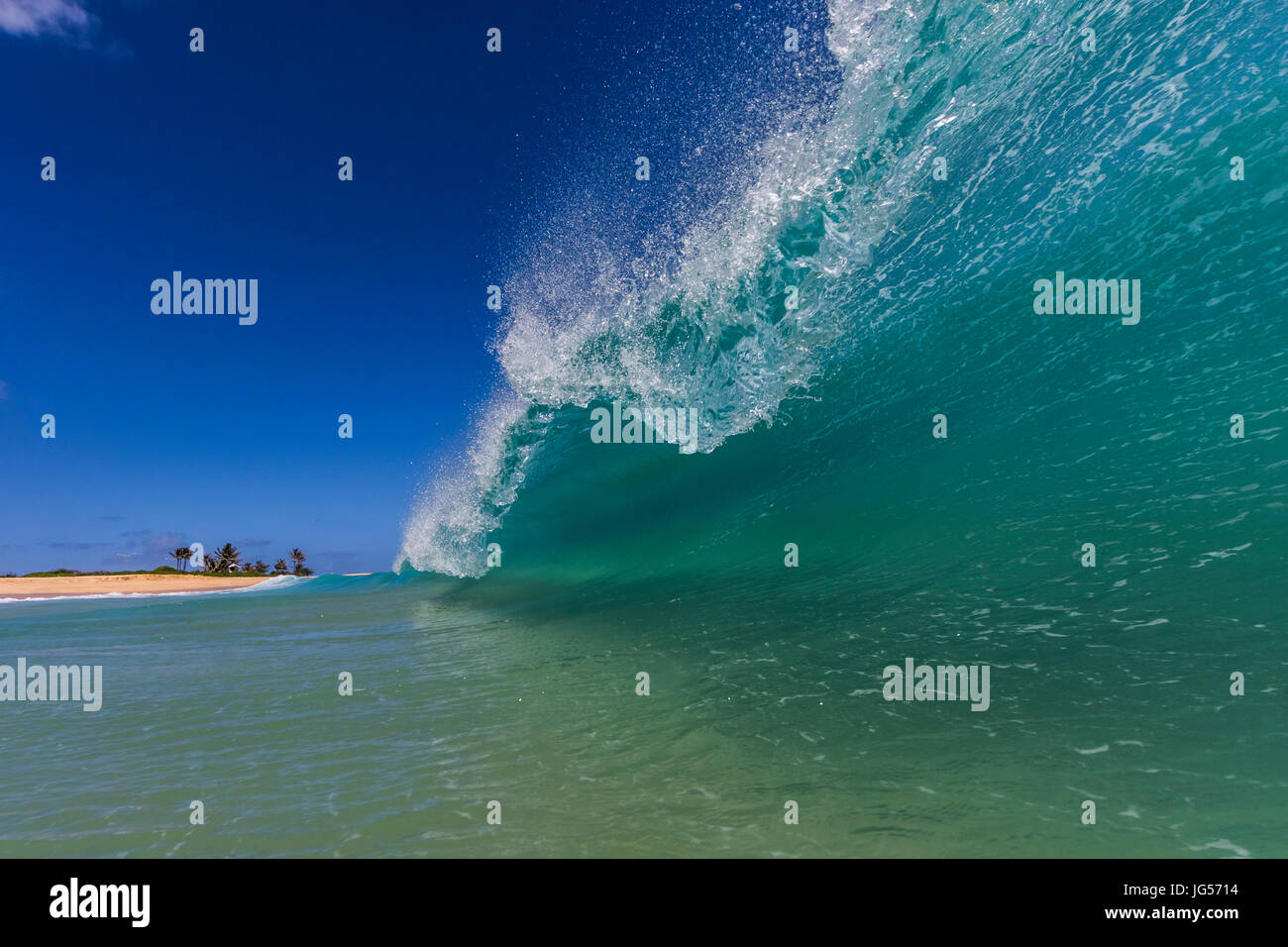 Am Nachmittag Shorebreak im Sandy Beach, Oahu. Stockfoto