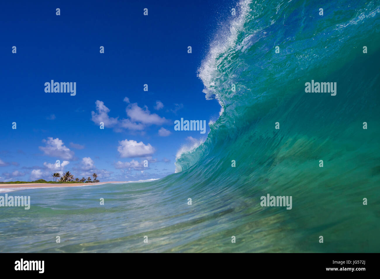 Am Nachmittag Shorebreak im Sandy Beach, Oahu. Stockfoto