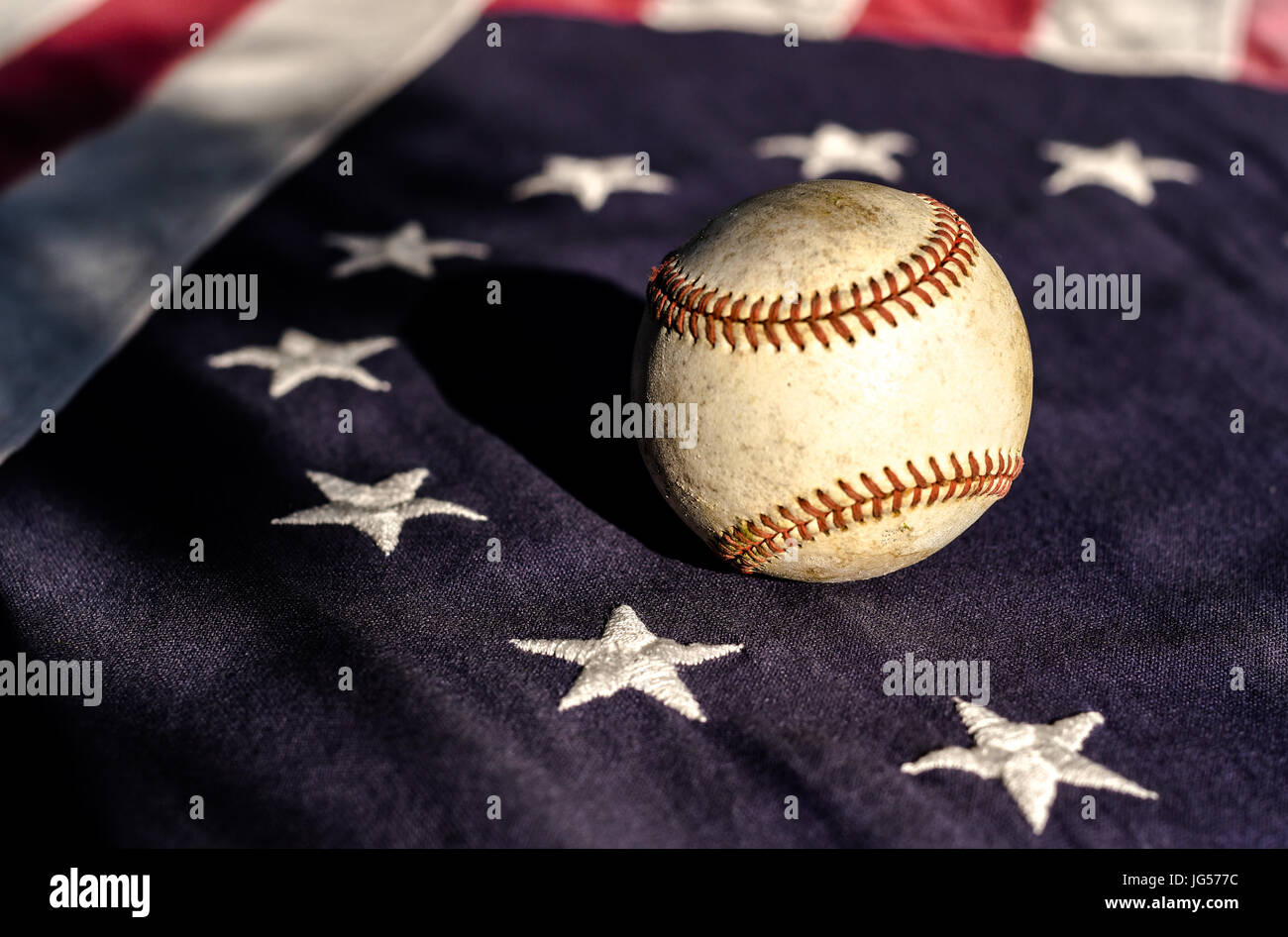 Ein Baseball auf einem Vintage Betsy Ross American flag Stockfoto