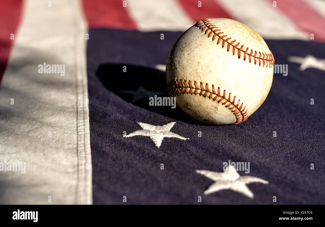 Ein Baseball auf einem Vintage Betsy Ross American flag Stockfoto