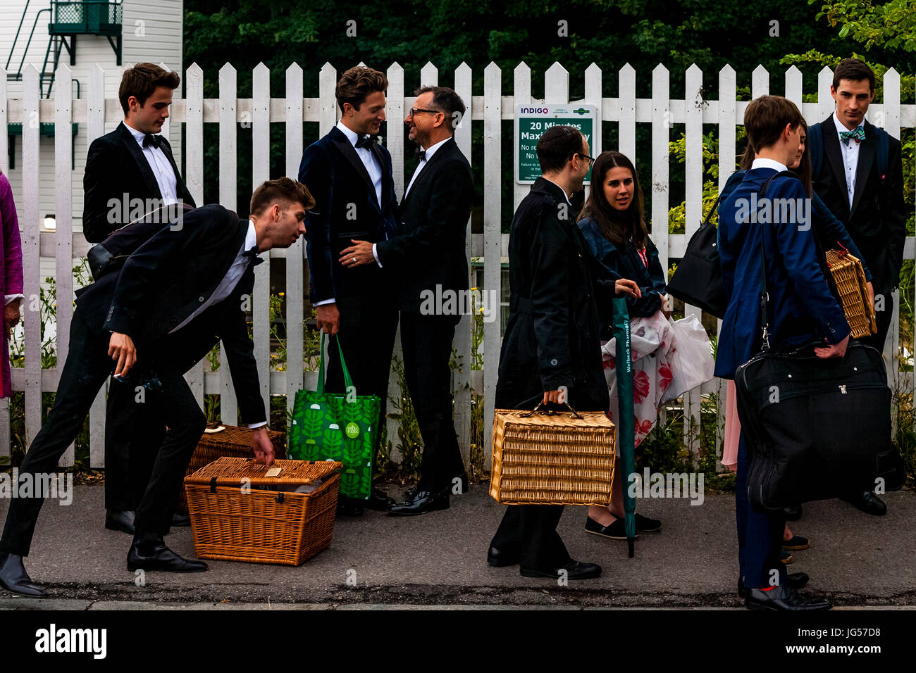 Oper Fans kommen bei Lewes Station auf dem Weg zu Glyndebourne Opera House für A Leistung von Ariadne Auf Naxos, Lewes, Sussex, UK Stockfoto