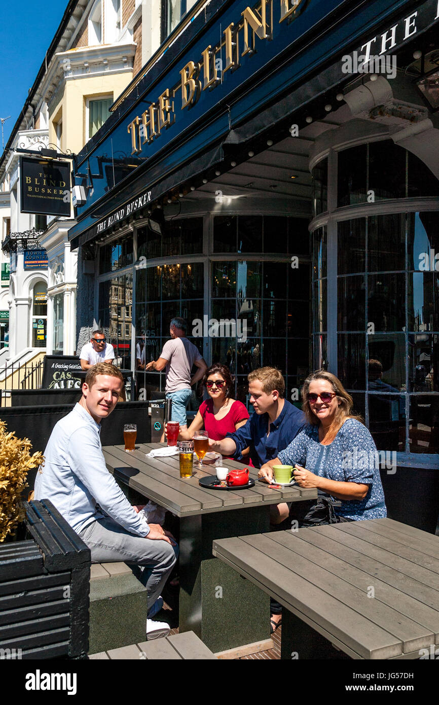 Einheimische trinken außerhalb der blinden Busker Pub In Brighton, Sussex, UK Stockfoto