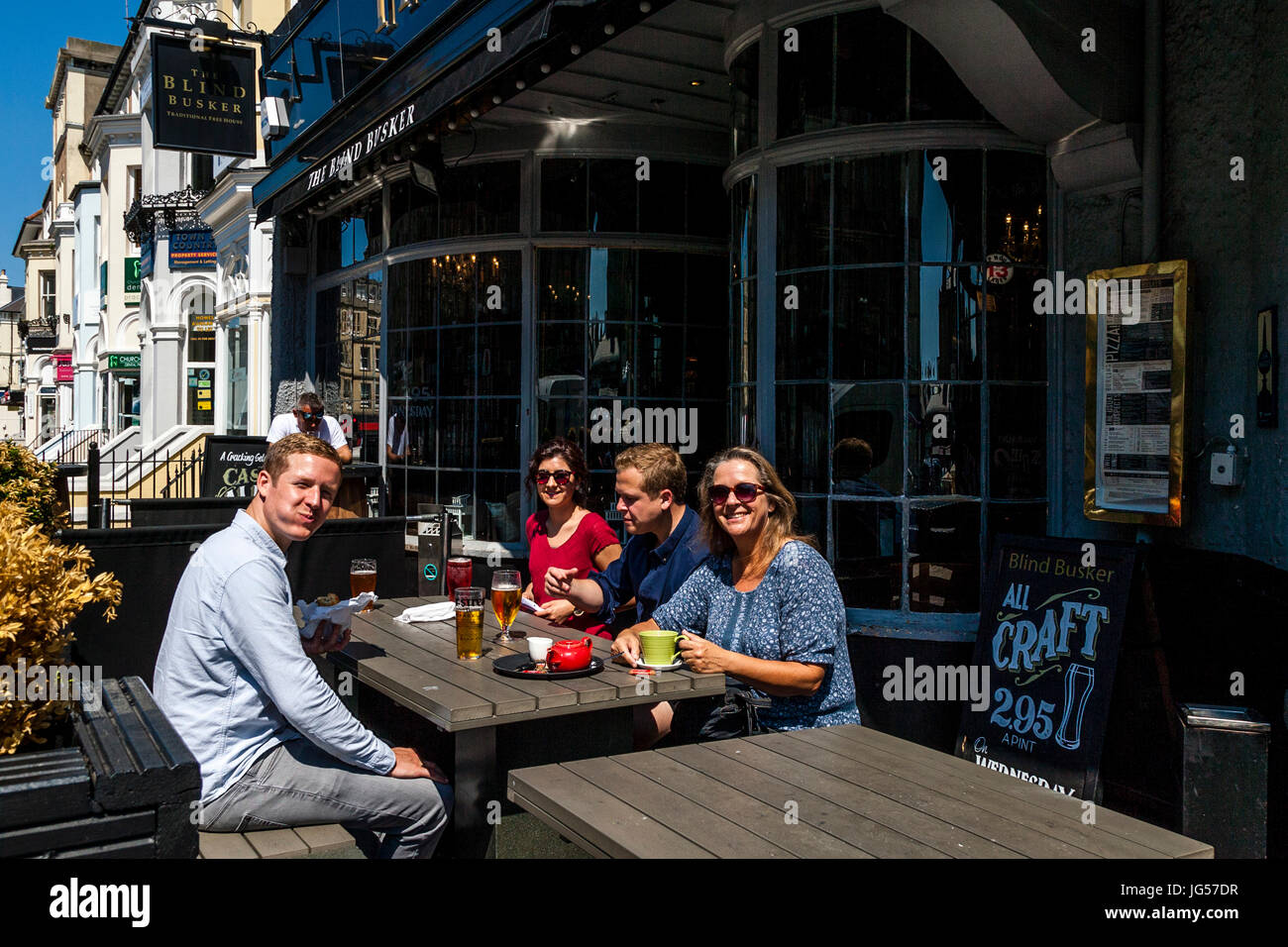 Einheimische trinken außerhalb der blinden Busker Pub In Brighton, Sussex, UK Stockfoto