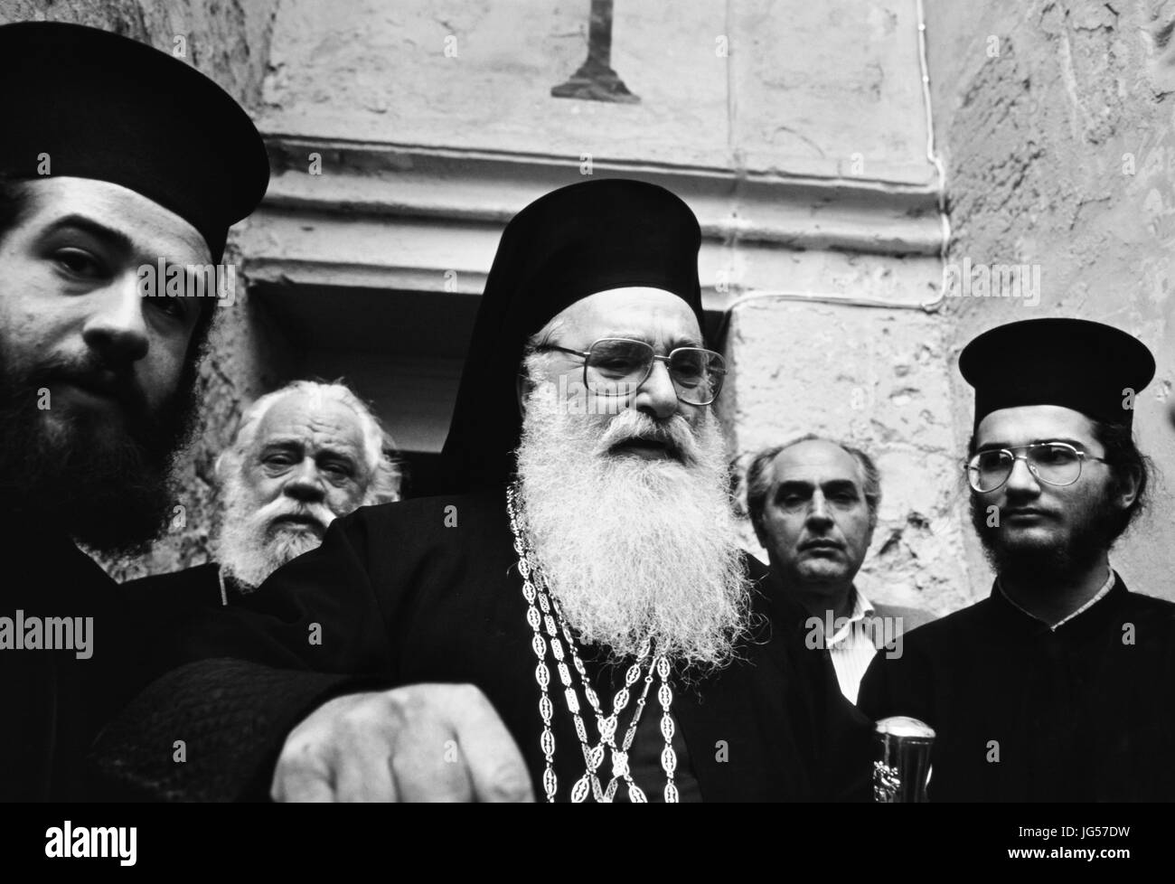 Griechischen Patriarchen von draußen die Jerusalemkirche von der Grabeskirche Momente nachdem er Caught Up In A Tränengas Angriff, Jerusalem, Israel Stockfoto