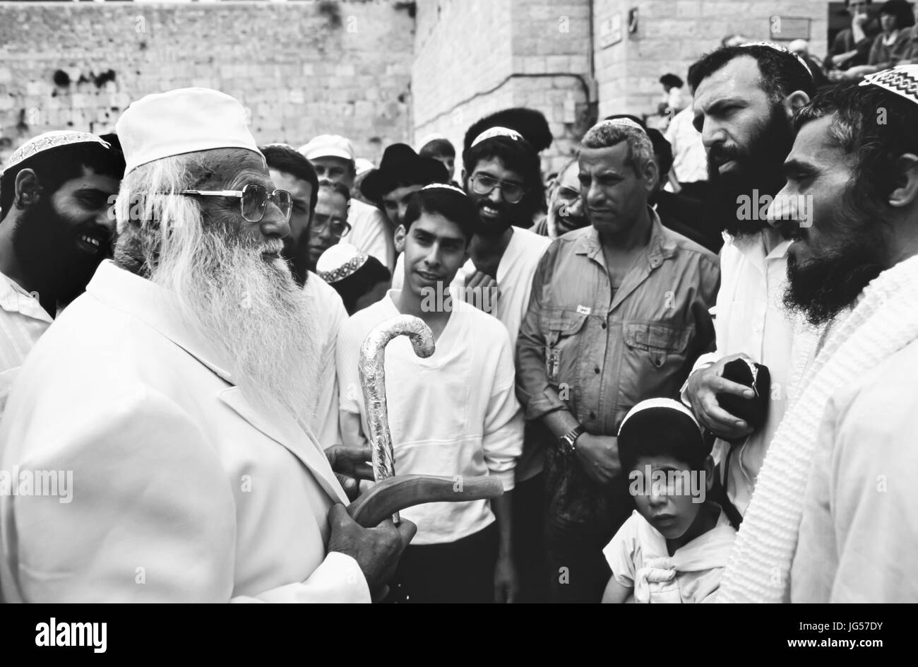 Ein jüdischer Rabbi spricht für eine Gruppe von Menschen, Klagemauer, Jerusalem, Israel Stockfoto
