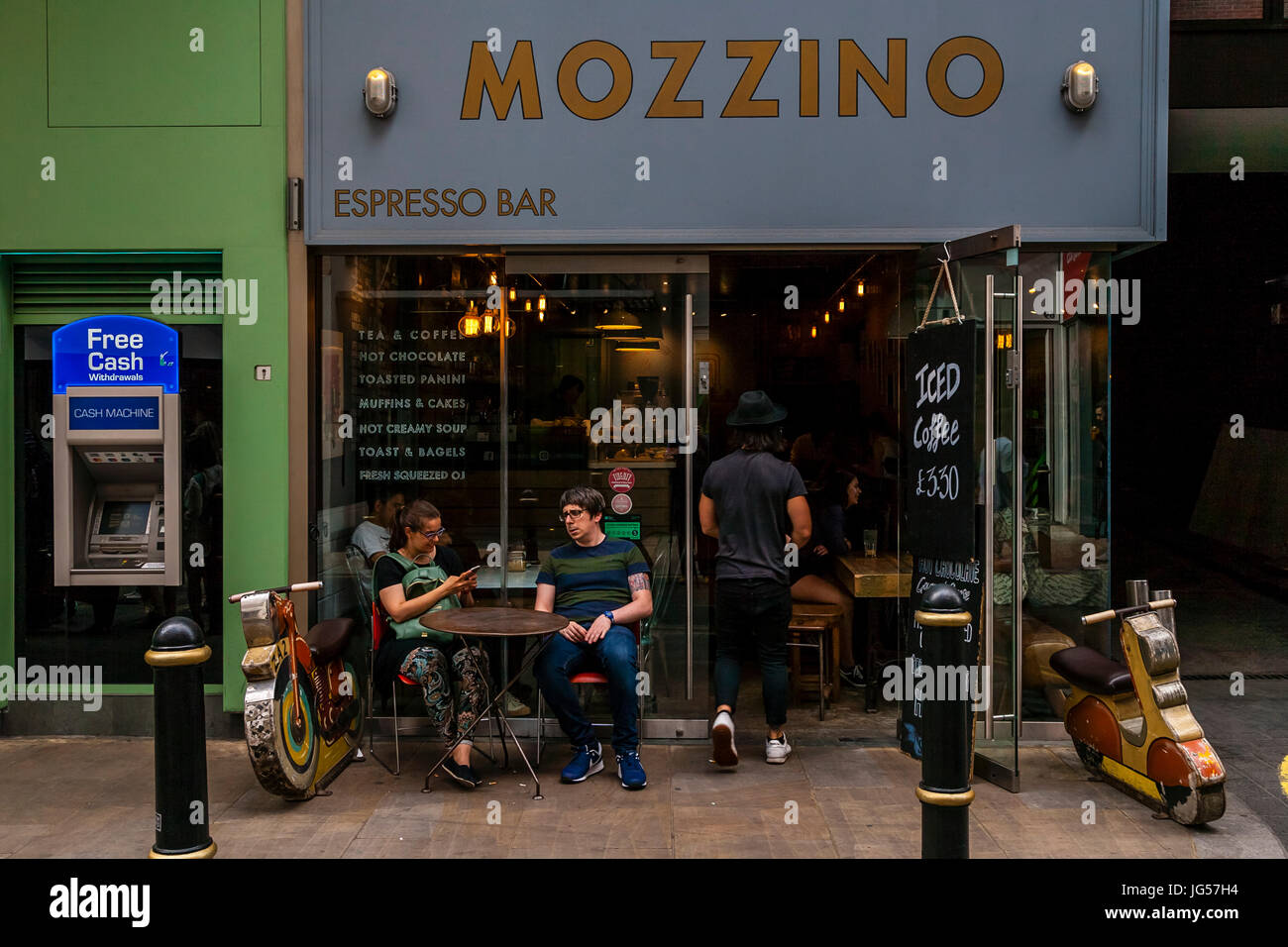Leute sitzen außerhalb der Mozzino-Espresso-Bar, Broadwick Street, Soho, London, UK Stockfoto