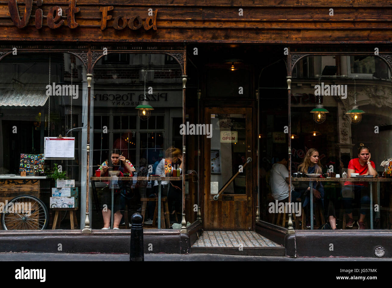 Menschen, die vietnamesische Essen In Viet-Food-Restaurant, Wardour Street, London, UK Stockfoto