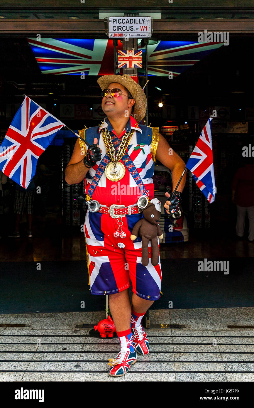 Ein Mann In einem Union Jack Kostüm lockt Kunden in die Cool Britannia-Souvenir-Shop, Piccadilly Circus, London, England Stockfoto