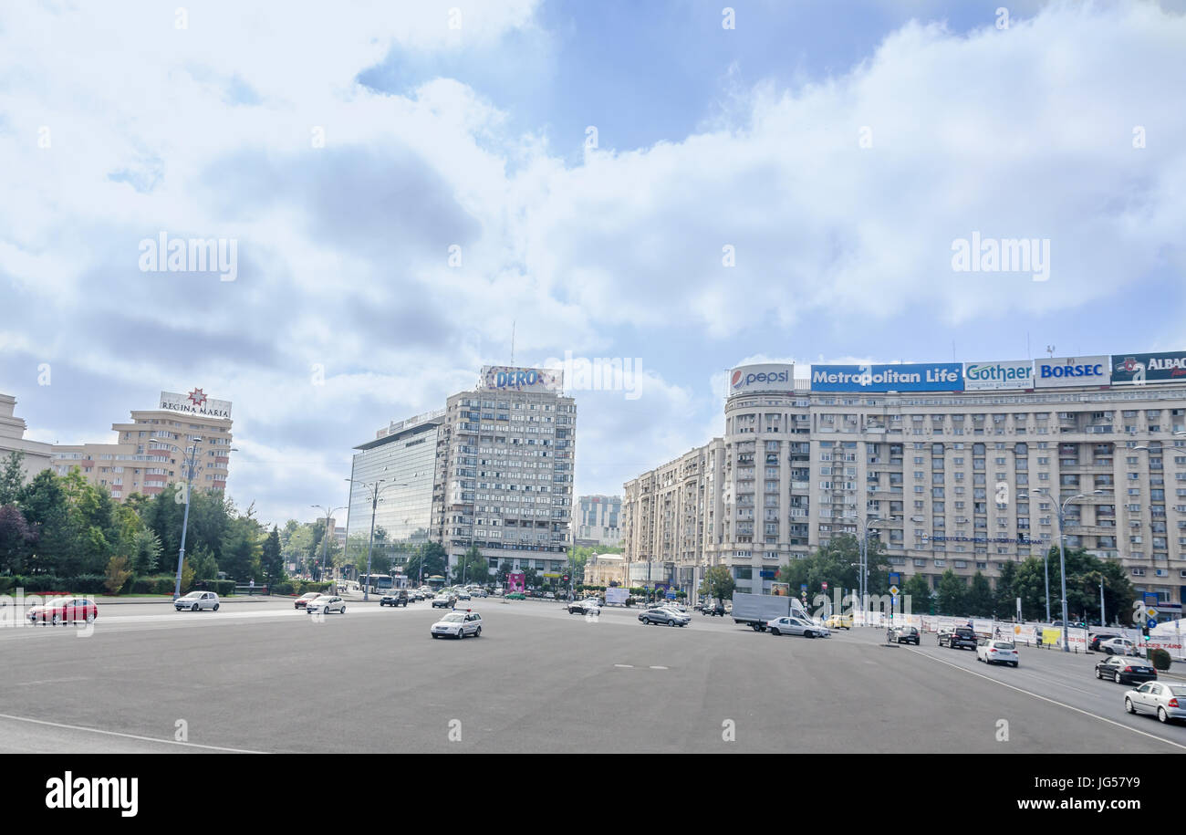 BUKAREST, RUMÄNIEN - 19. SEPTEMBER 2015. Die Victoria Square mit Victoria Palace. Piata Victoriei cu Palatul Victoriei. Stockfoto