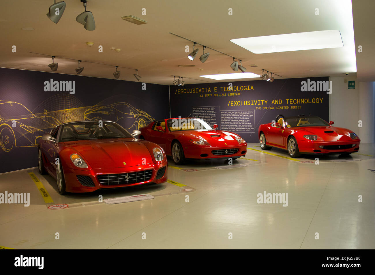 Maranello, Italien – März 2017: Historische Ferrari-Autos werden im Ferrari-Museum (Museo Ferrari) in Maranello ausgestellt Stockfoto