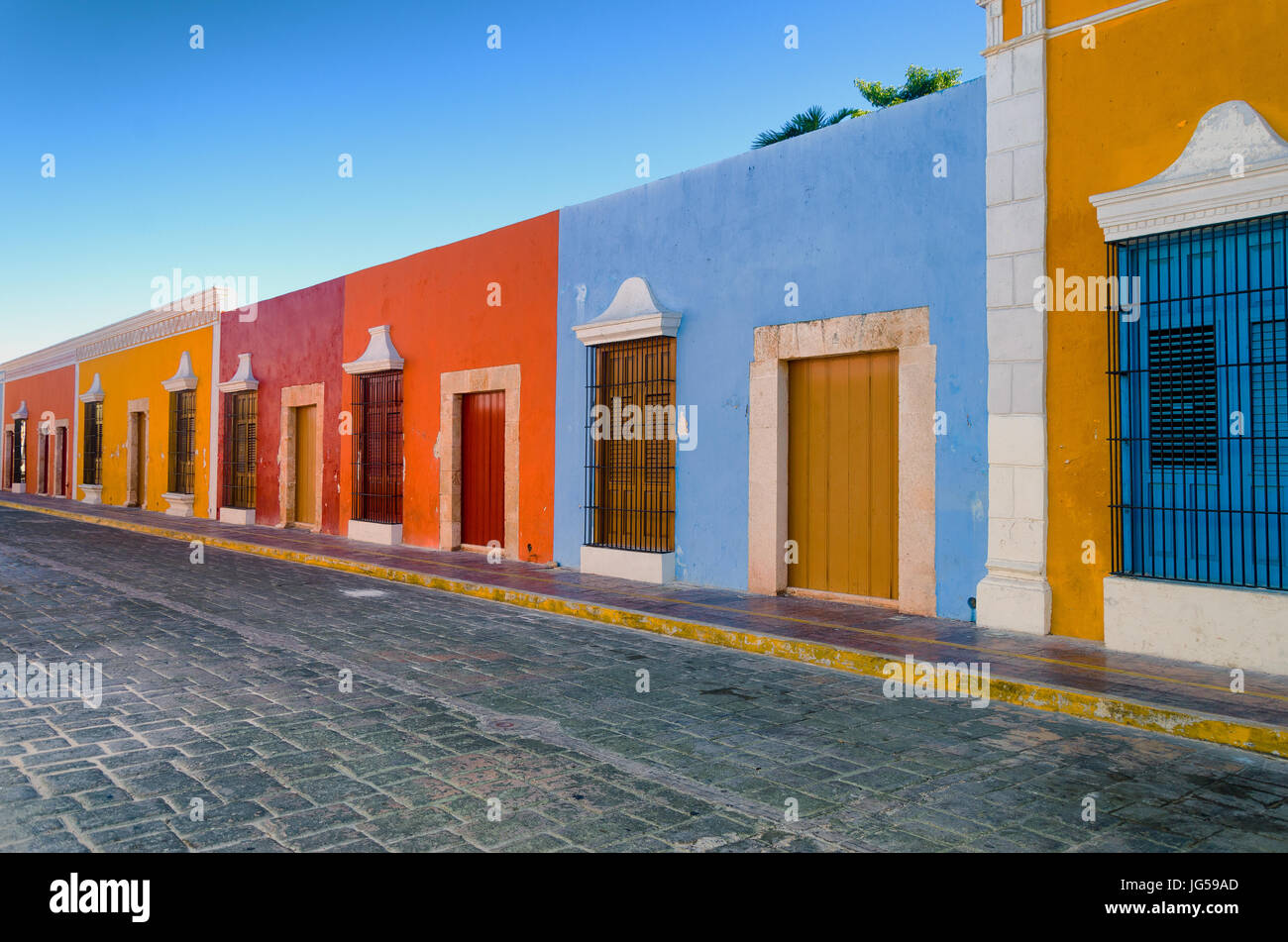 Helle Farben in Häusern im Kolonialstil in der Innenstadt von Campeche, Mexiko. Stockfoto