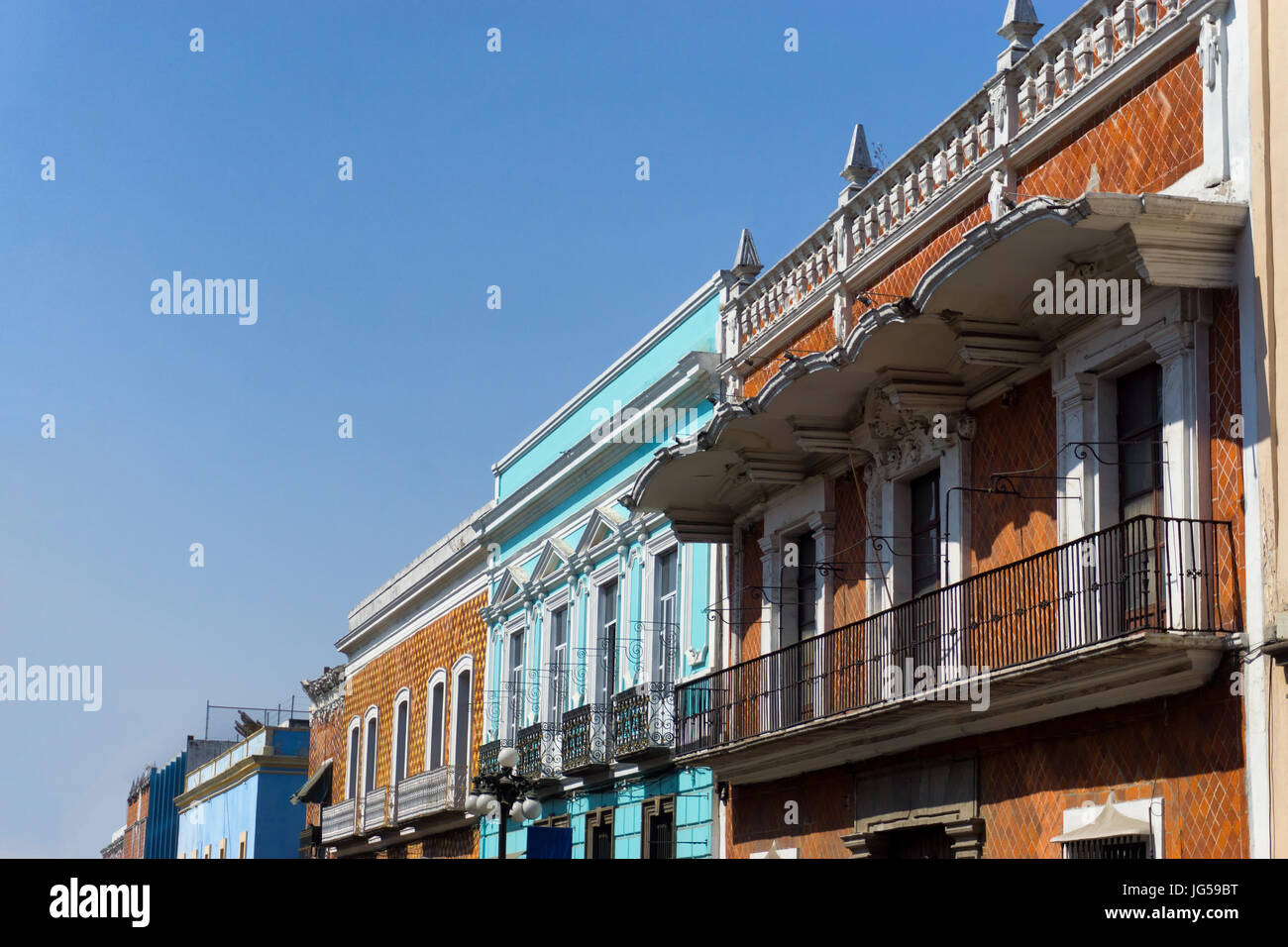 Blick auf eine bunte Gebäude mit Balkonen in Puebla, Mexiko Stockfoto