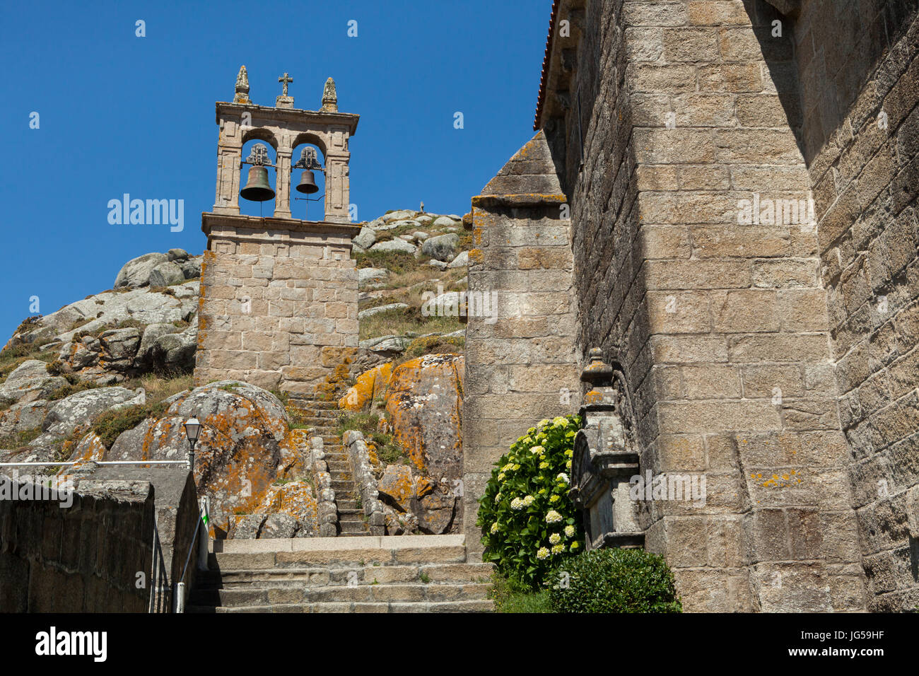 Glockenturm der Igrexa de Santa María de Muxía (Kirche von Santa María de Muxía) in Muxía, Galicien, Spanien. Stockfoto