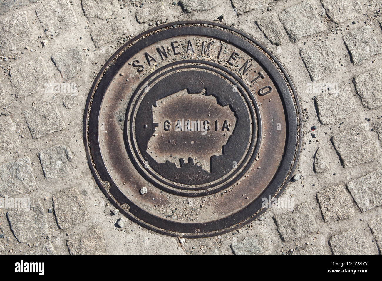 Karte von Galizien auf dem Kanaldeckel in Santiago De Compostela, Galicien, Spanien dargestellt. Stockfoto