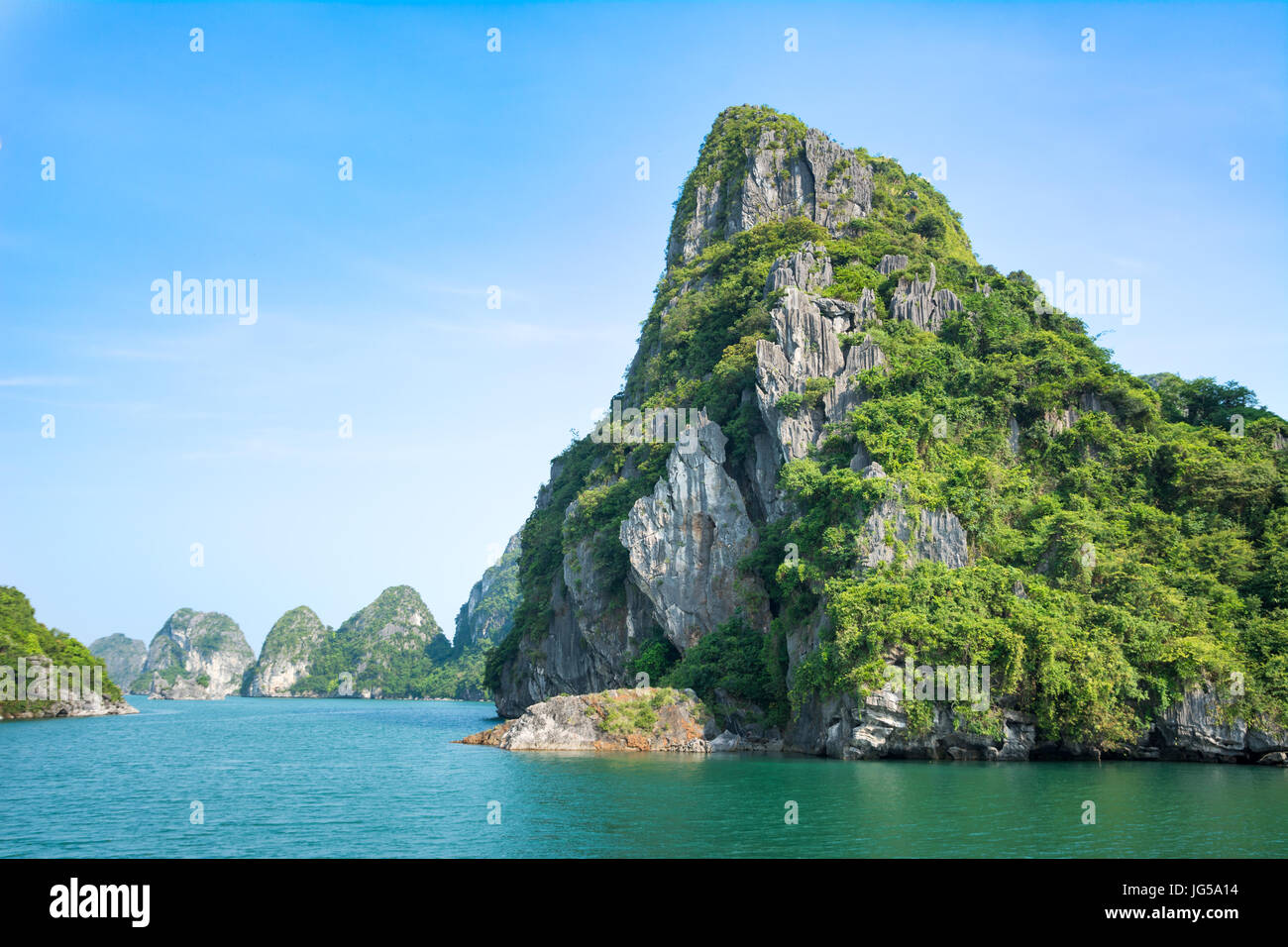 Felsen der Halong-Bucht in Vietnam steigt aus dem Meer Stockfoto