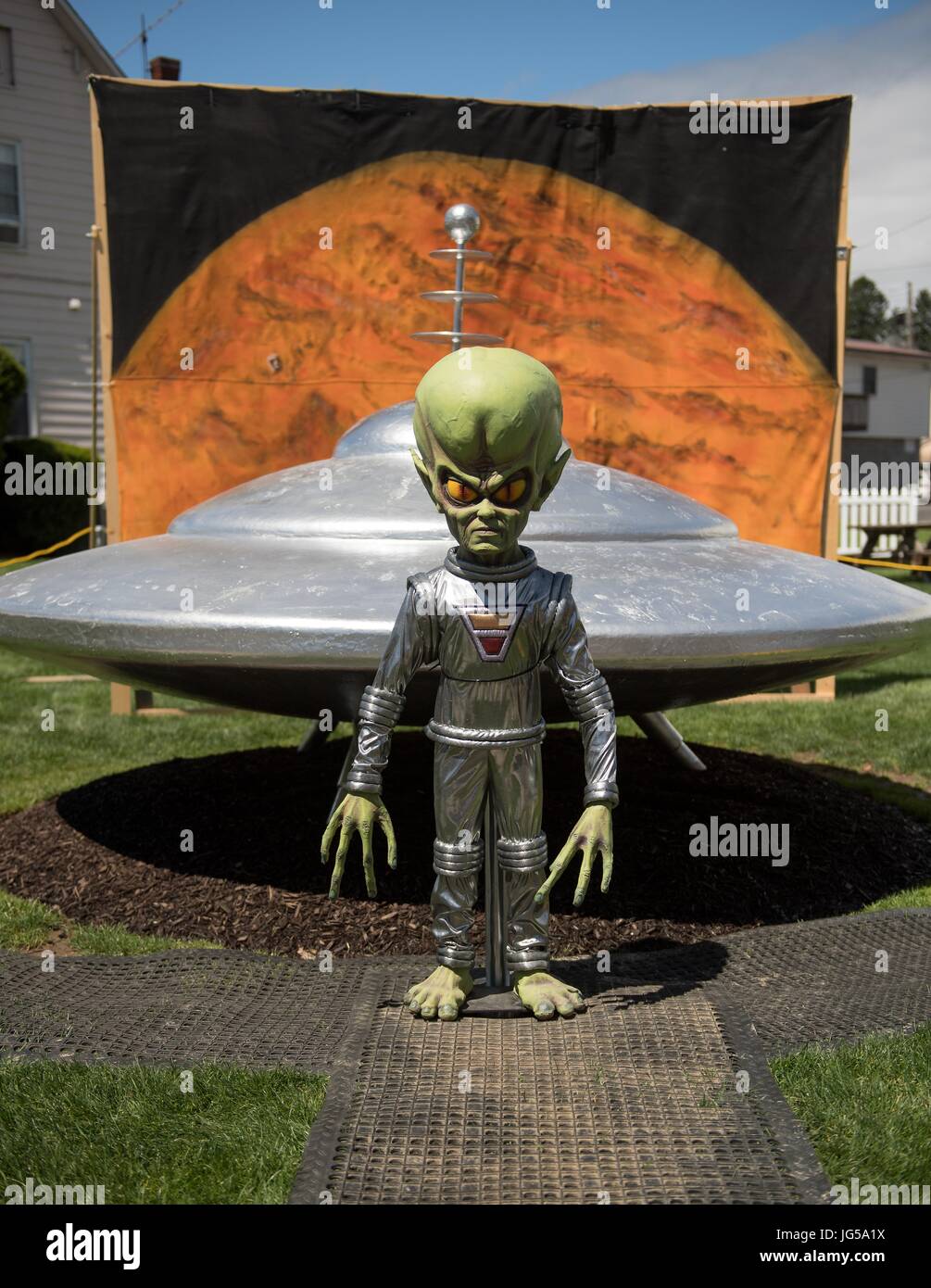 Ein alien Statue und Skulptur von einem UFO ist eingerichtet für die Mars neue Jahre Feier 5. Mai 2017 in Mars, Pennsylvania. Die Stadt ist Gastgeber für zwei Tage des Stamm-Aktivitäten.    (Foto von Bill Ingalls über Planetpix) Stockfoto