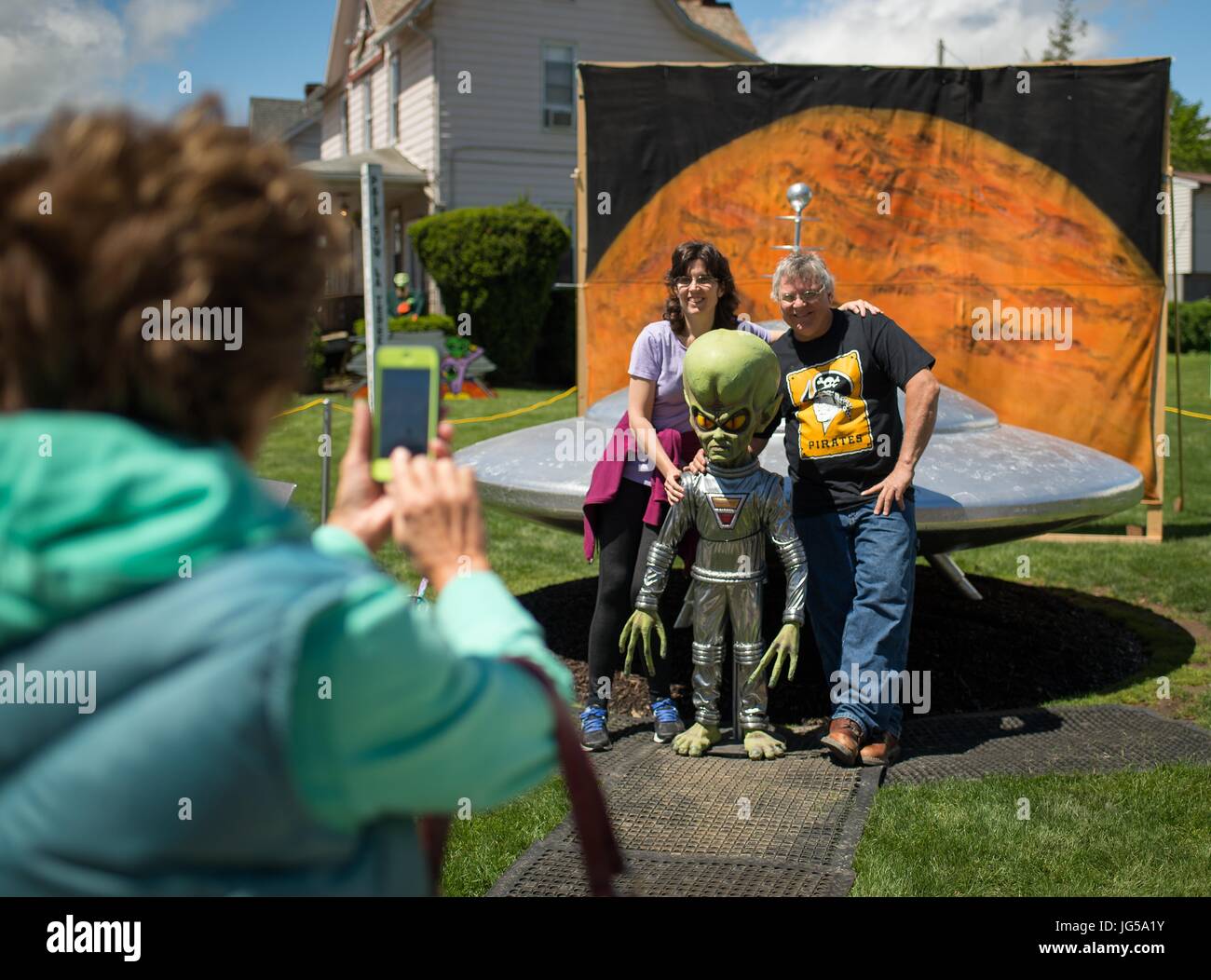 Die Besucher haben ihre Foto vor einer alien Statue und Skulptur von einem UFO, eingerichtet für die Mars neue Jahre Feier 5. Mai 2017 in Mars, Pennsylvania. Die Stadt ist Gastgeber für zwei Tage des Stamm-Aktivitäten.    (Foto von Bill Ingalls über Planetpix) Stockfoto