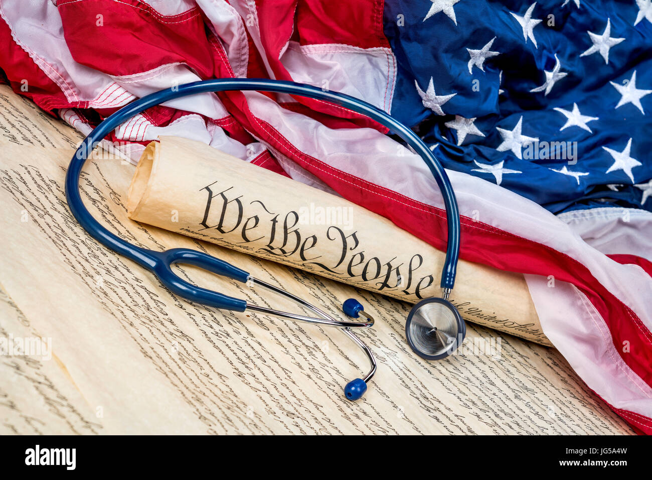 Verfassung der Vereinigten Staaten auf eine amerikanische Flagge mit einem medizinische Stethoskop symbolisiert die Notwendigkeit für eine gute Gesundheitsversorgung aufgerollt Stockfoto