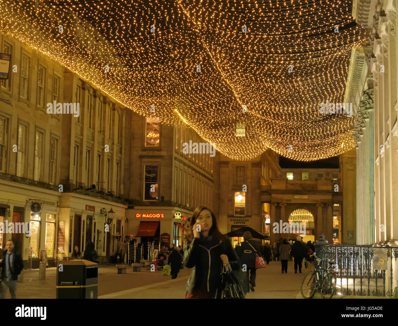 Weihnachts-shopping spät in die Nacht am royal Exchange Square unter einem Himmel Lichterkette Stockfoto
