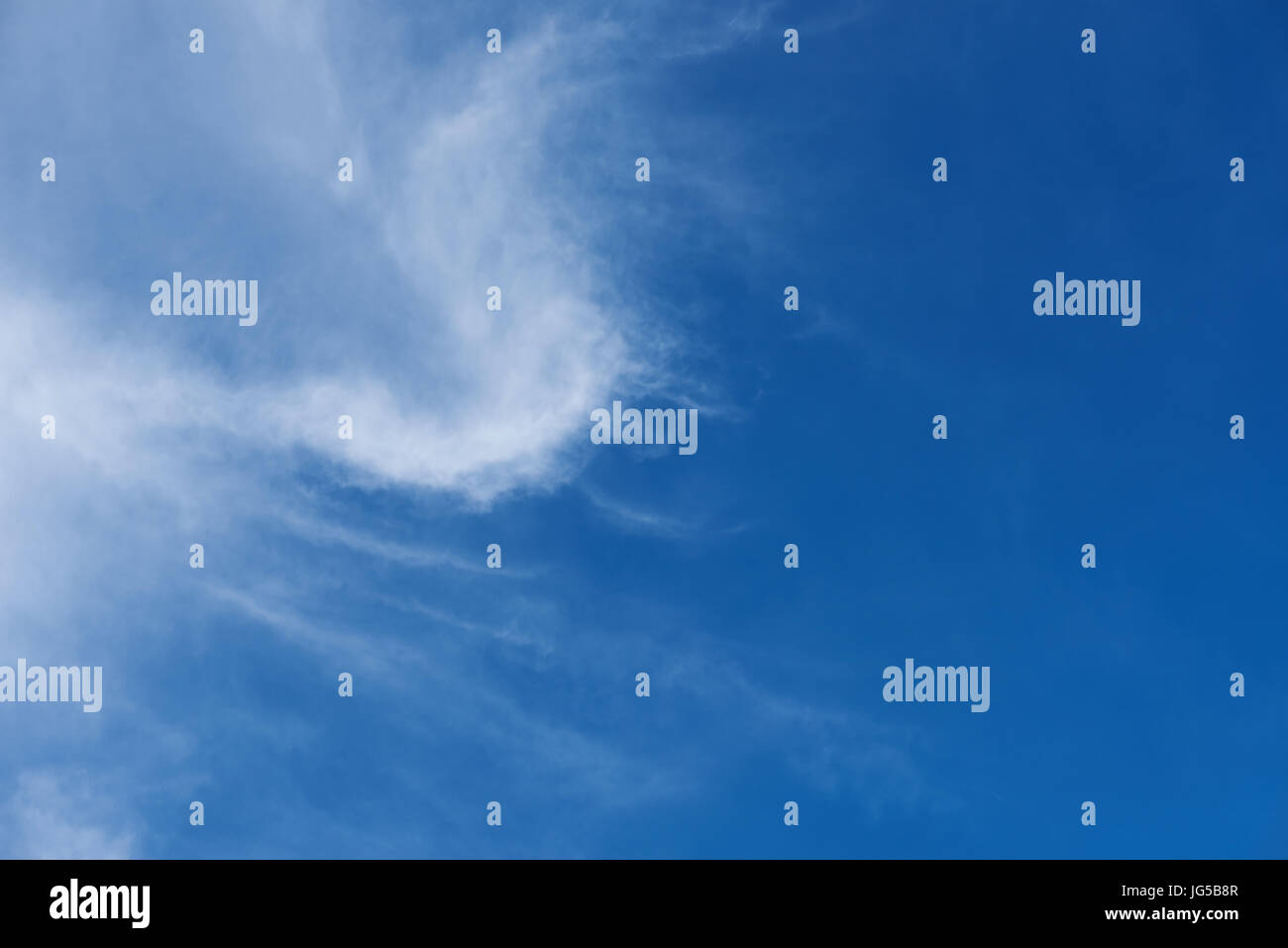 Tag blauer Himmelshintergrund. Abstrakte flauschige Wolkengebilde Muster Stockfoto