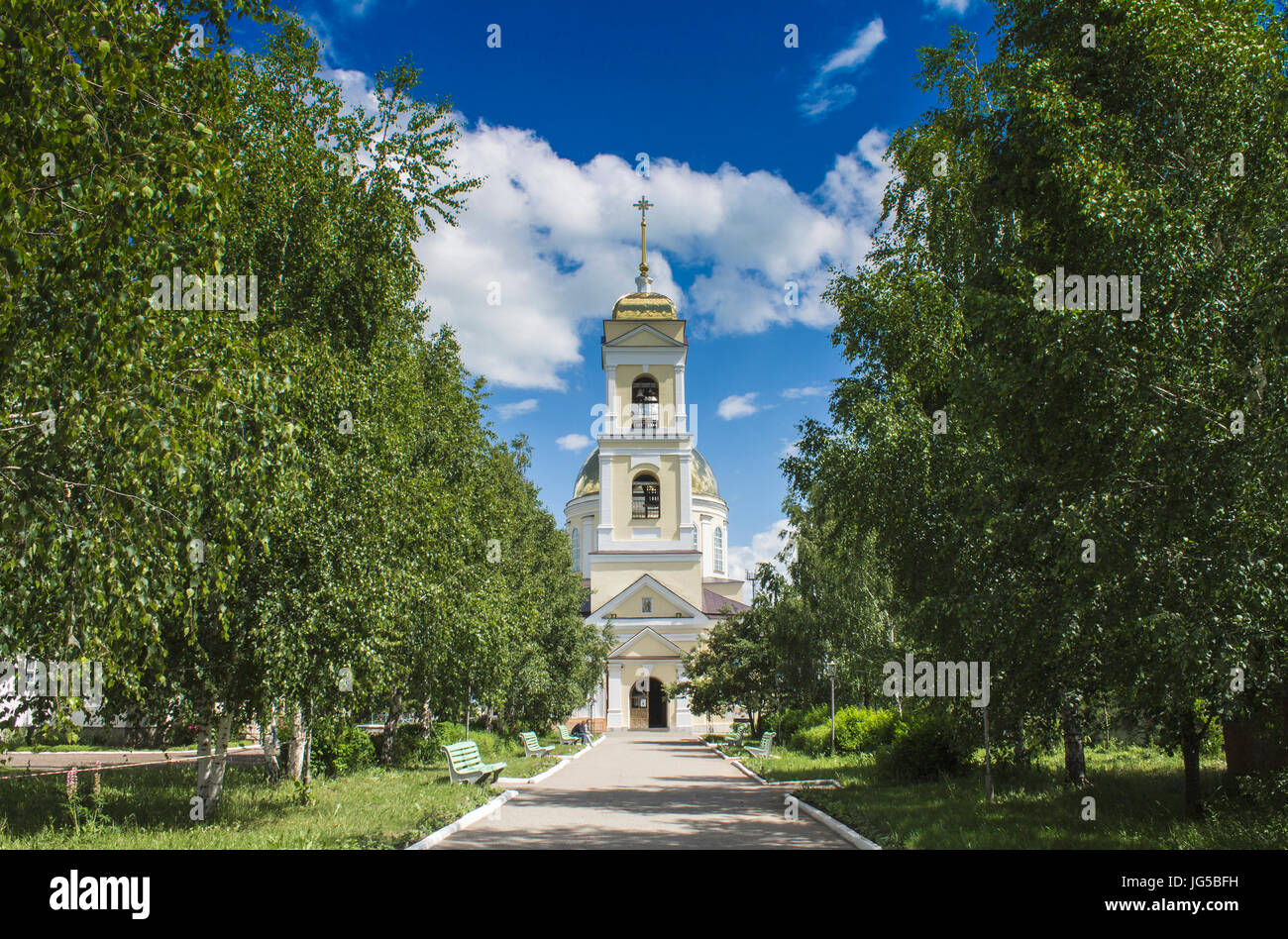 Tempel der orthodoxen Christen mit einer goldenen Kuppel vor blauem Himmel mit weißen Wolken. Stockfoto