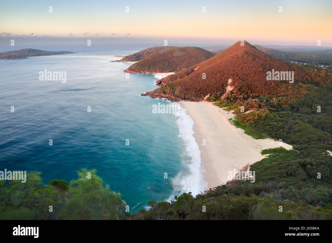 Sonnenaufgang von der Blick auf Mount Tomaree in Port Stephens, NSW, Australien. Stockfoto