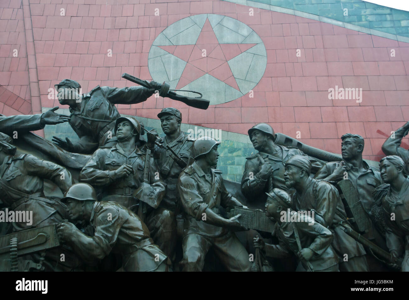 Krieger-Statuen unter der 20 Meter hohe Bronzestatue von Kim Il-Sung am Mansudae, Pyongyang, Nordkorea Stockfoto