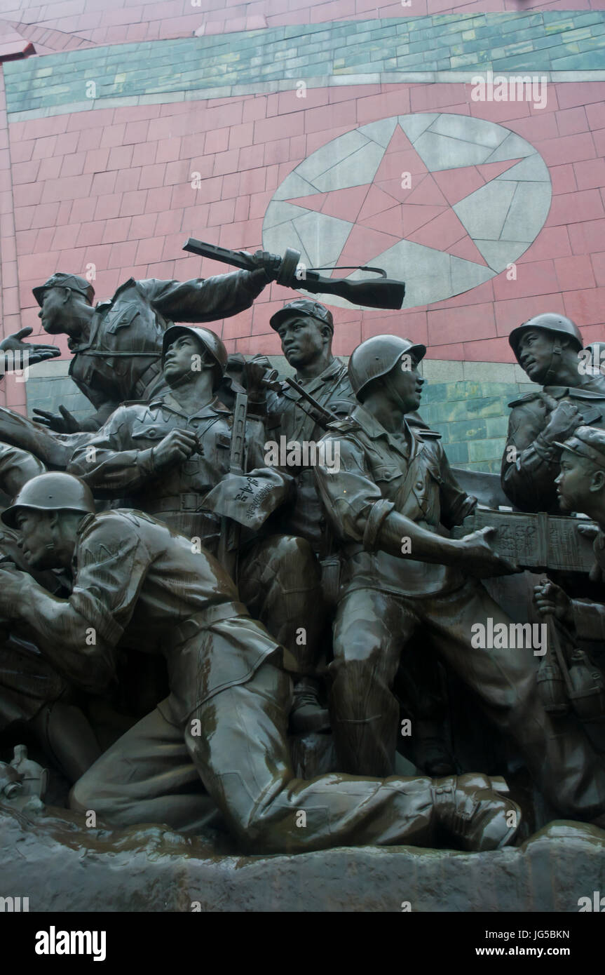 Krieger-Statuen unter der 20 Meter hohe Bronzestatue von Kim Il-Sung am Mansudae, Pyongyang, Nordkorea Stockfoto