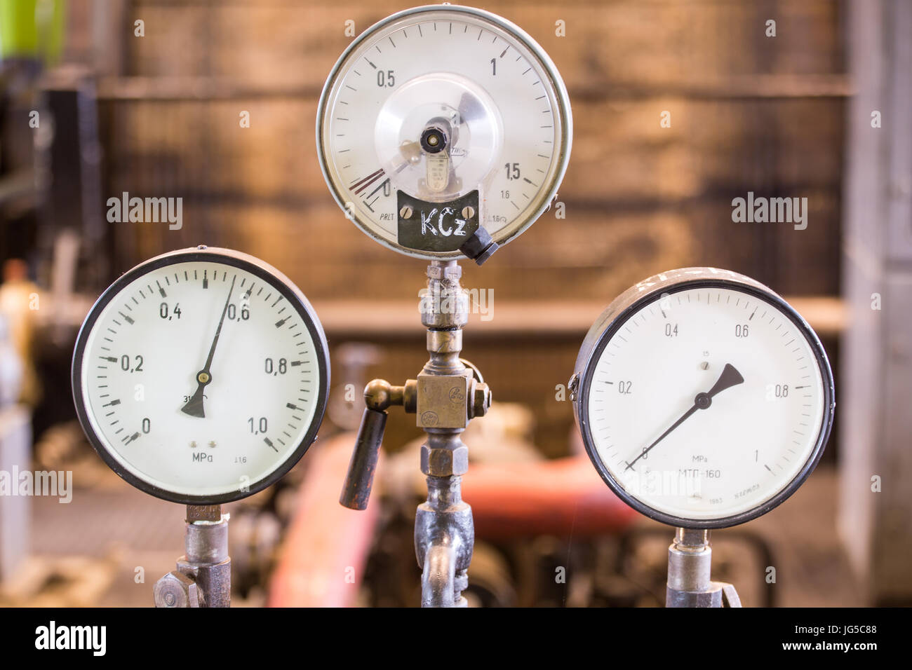 Vintage Bergbau Winde ermächtigt durch Dampfmaschine. Messgeräte und Schwungrad. Stockfoto