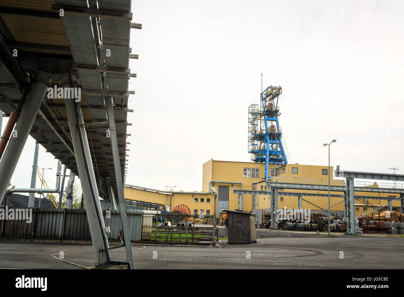 Bergbau-Infrastruktur. Welle, Förderbänder und Gebäude in Schlesien, Polen Stockfoto