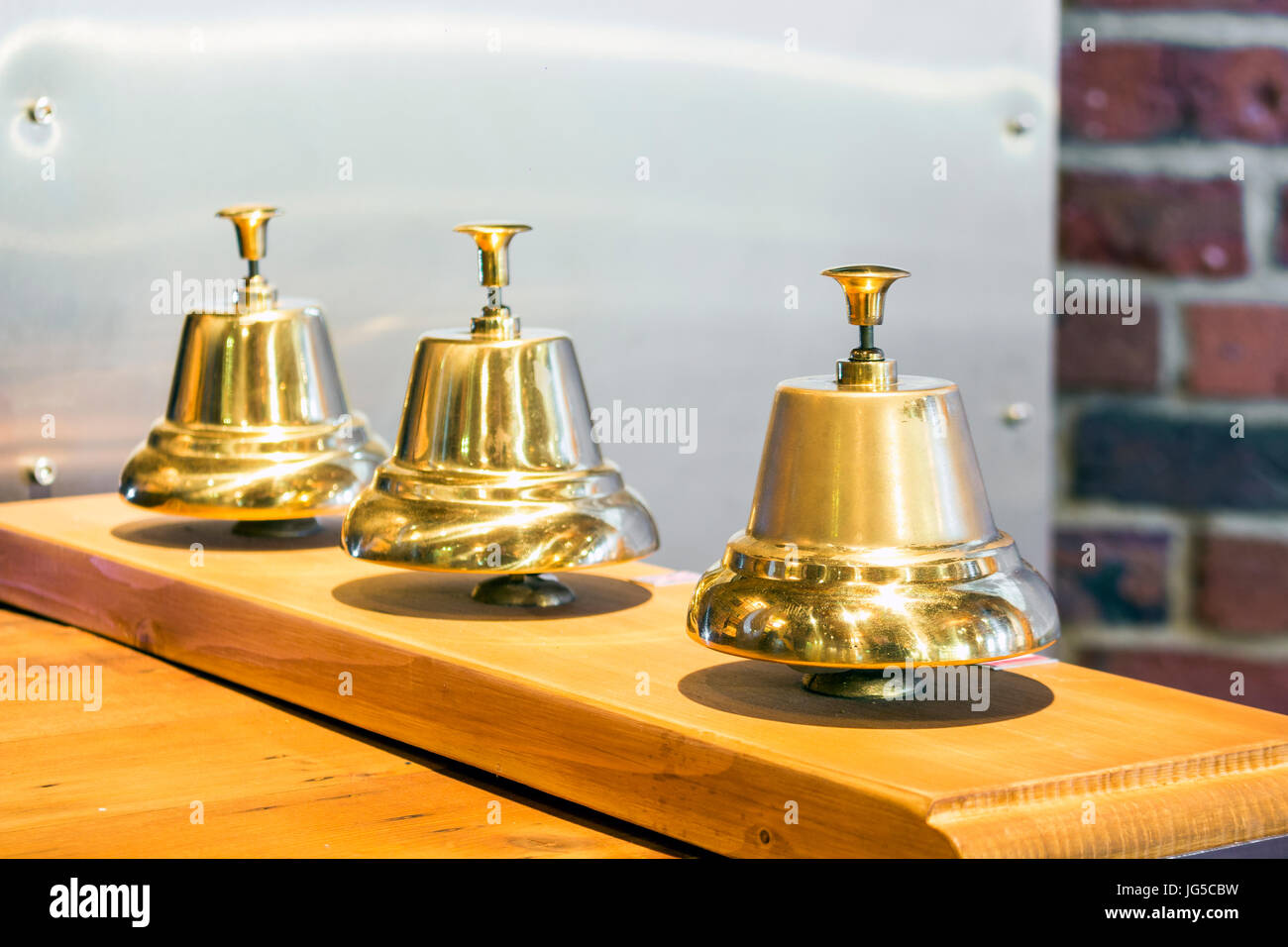 Drei glänzenden goldenen Vintage Glocken in einer Reihe Stockfoto