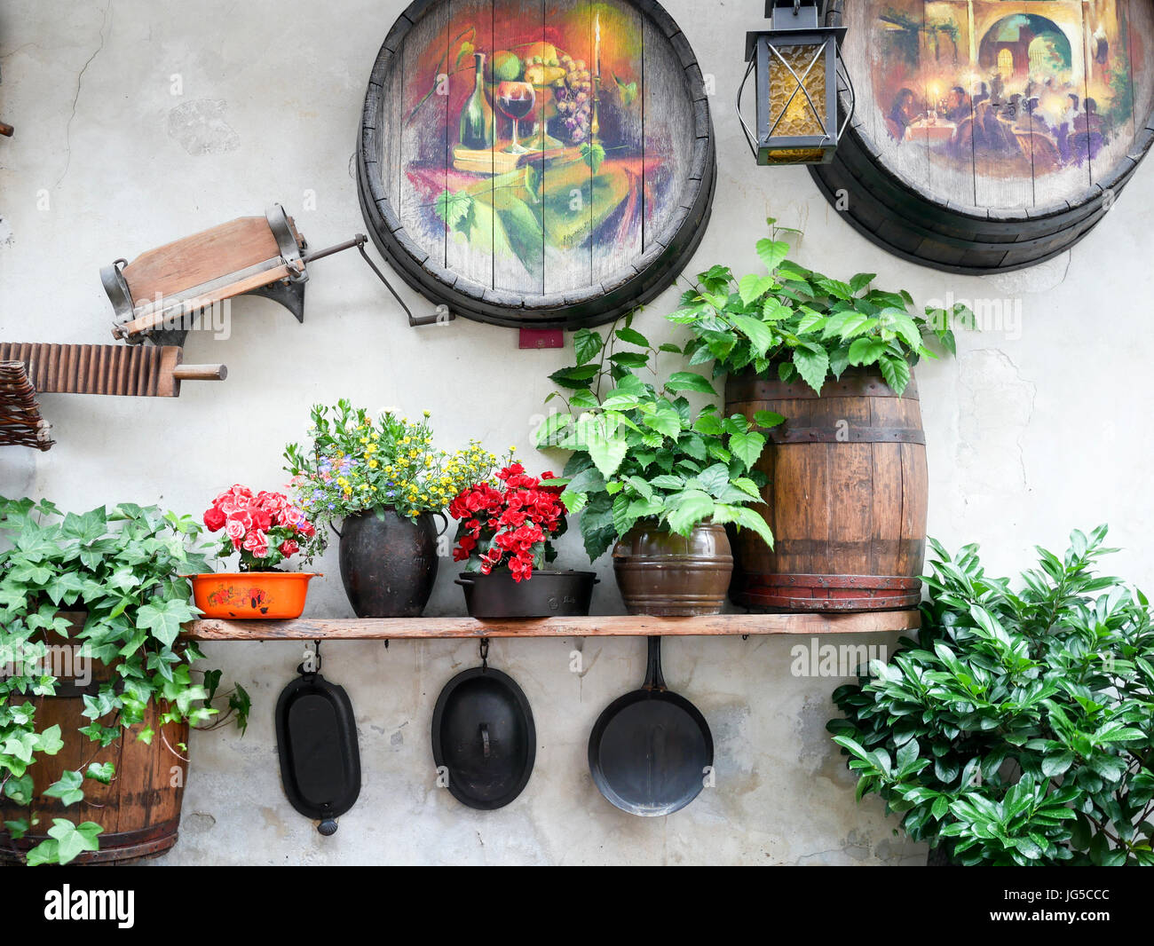 Rustikale Dekoration an der Wand mit Vintage-Objekte, Bilder und Blumen Stockfoto