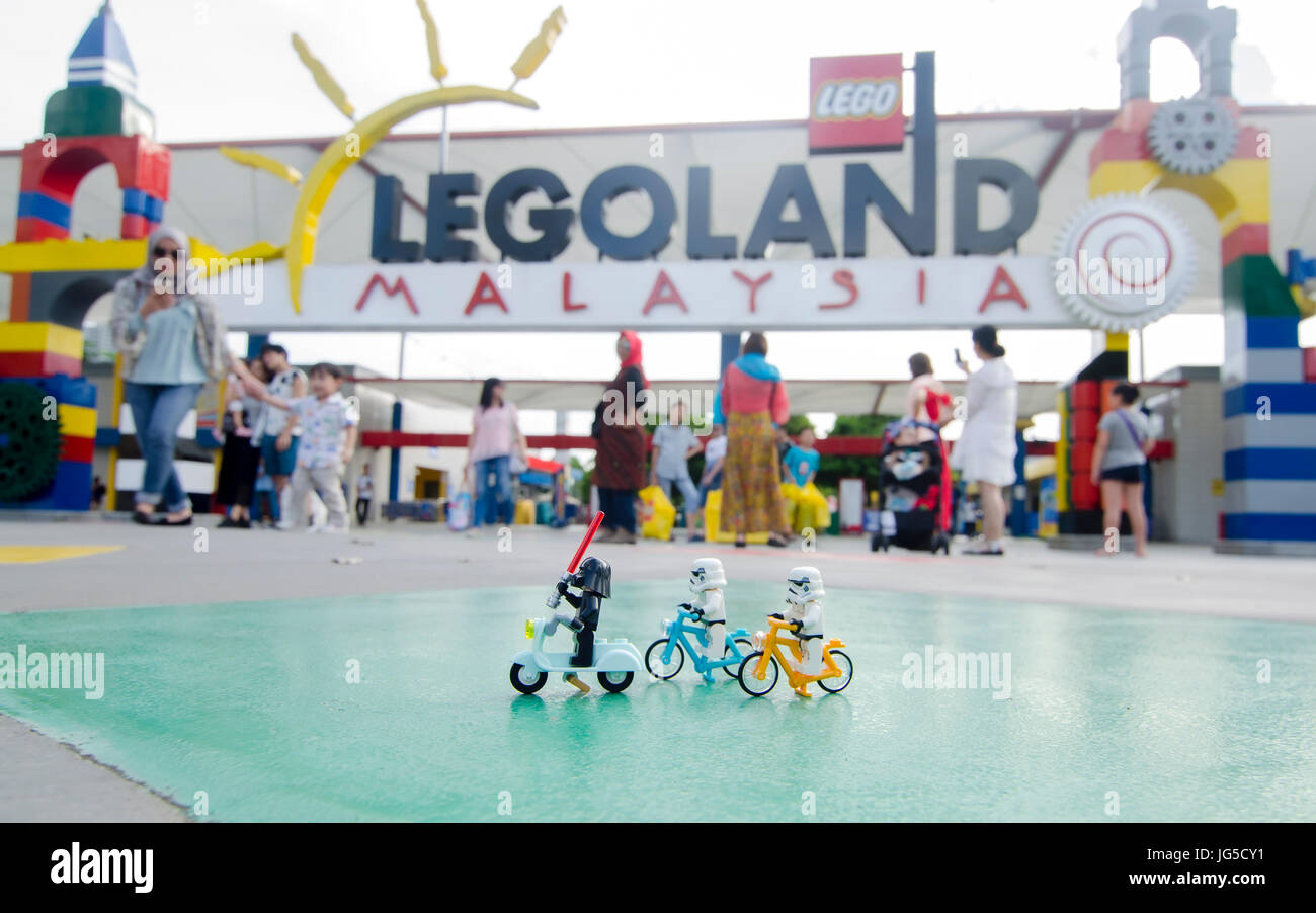 LEGO Darth Vader und Sturmtruppen mit Legoland Malaysia Eingang. Stockfoto