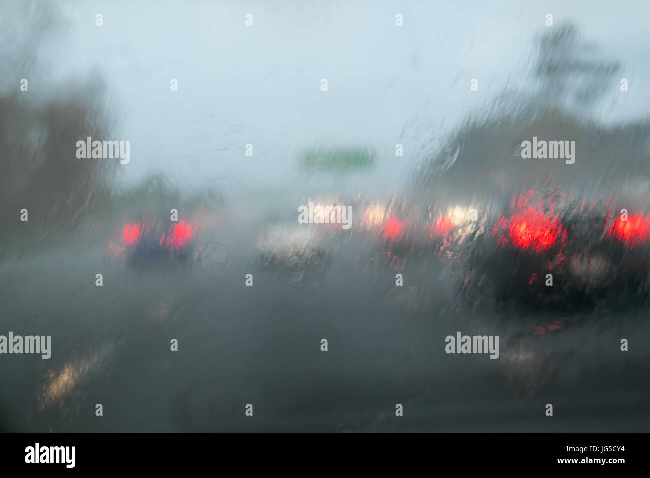 Fahren mit Starkregen auf Auto Windschutzscheibe am State Highway 1, muss Auckland, New Zealand, NZ - Auto vorne Leuchten nicht auf Stockfoto